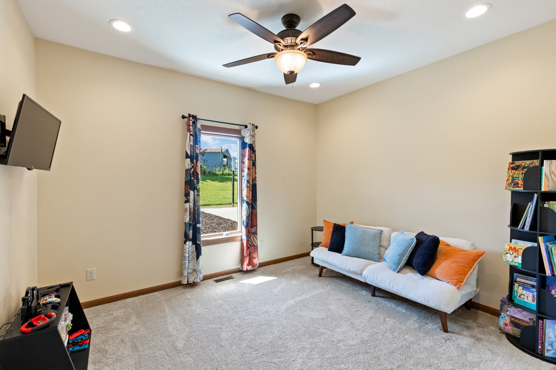Flexible bonus room with mounted TV and play space